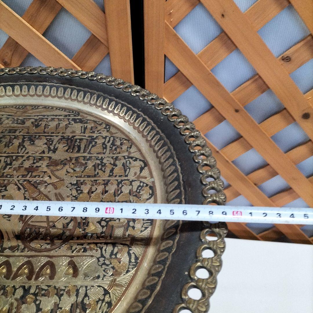 装飾的な金属製トレイテーブル