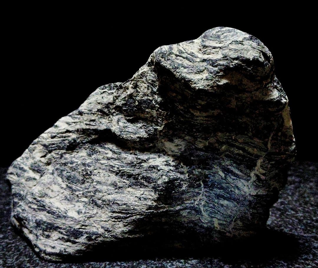 ★翡翠原石★糸魚川硬玉【大所メランジュ黒・底カット・582ｇ】