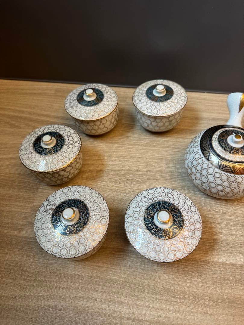 1503  九谷焼　金亀甲模様　茶器セット　急須1  湯呑蓋付5  金彩