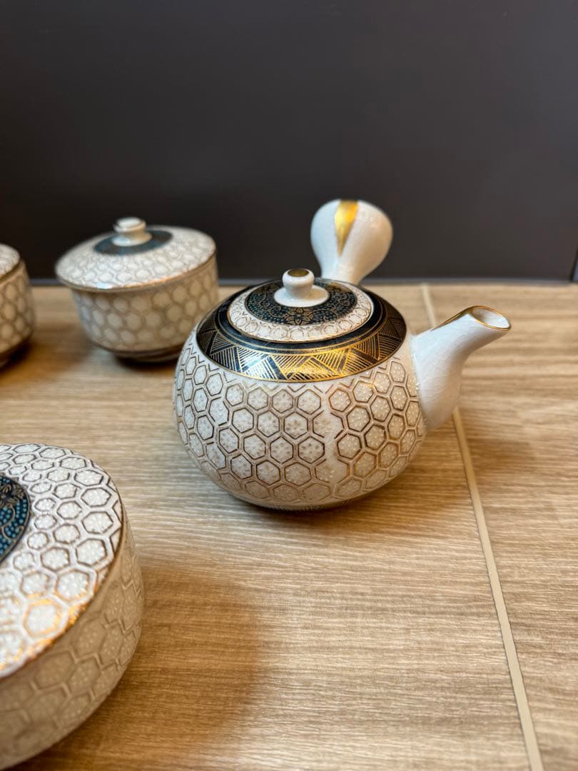 1503  九谷焼　金亀甲模様　茶器セット　急須1  湯呑蓋付5  金彩