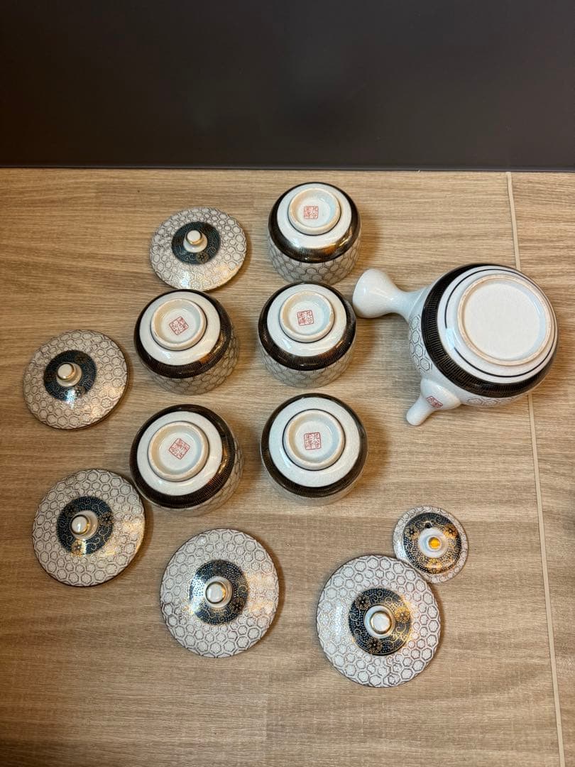 1503  九谷焼　金亀甲模様　茶器セット　急須1  湯呑蓋付5  金彩