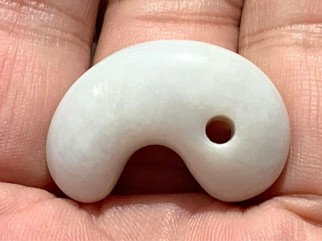 極上物✳きらきら味の素‼️小滝産糸魚川翡翠勾玉　氷の世界へアイスジェイド　鑑別書付