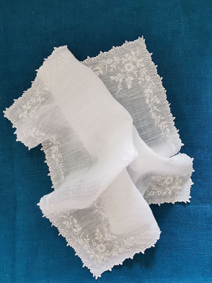 アンティークフランス 精緻なスカラップ 草花刺繍ハンカチーフ 花文字イニシャル