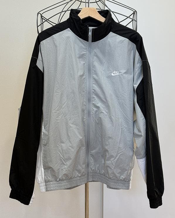 Nike ウィンドブレーカーとトレーニングパンツセット