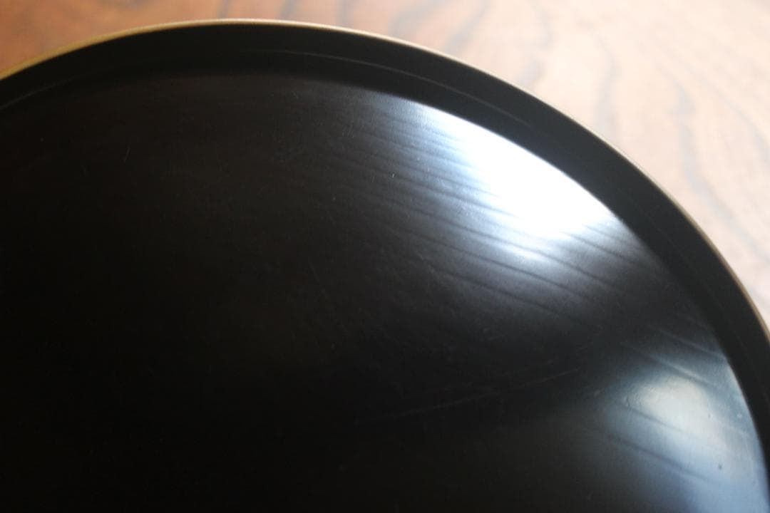 シンプルデザインに上質縁金黒漆の小ぶり丸盆（検輪島塗お盆丸盆