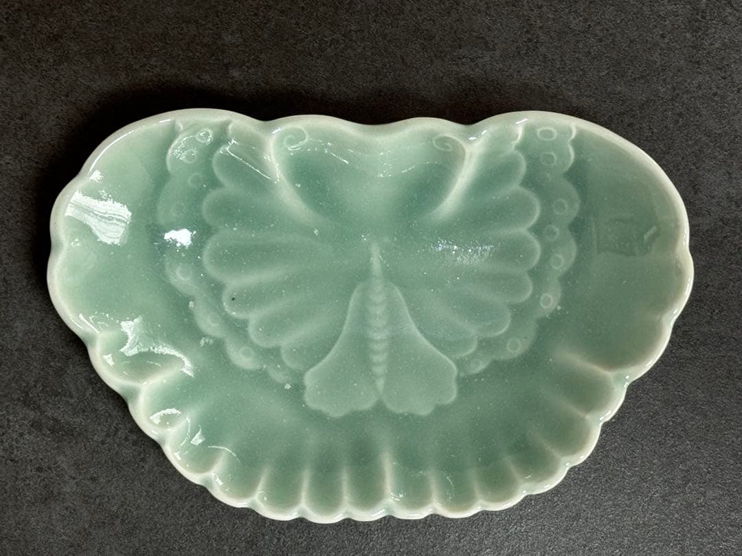 後期鍋島青磁　蝶形陽刻変形皿　平向付