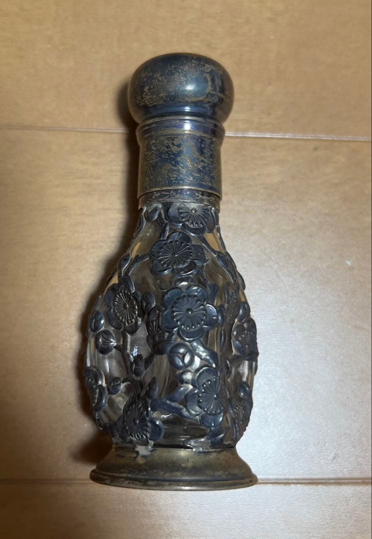 銀製 梅文様 透かし彫り 骨董品 調味料ケース 瓶