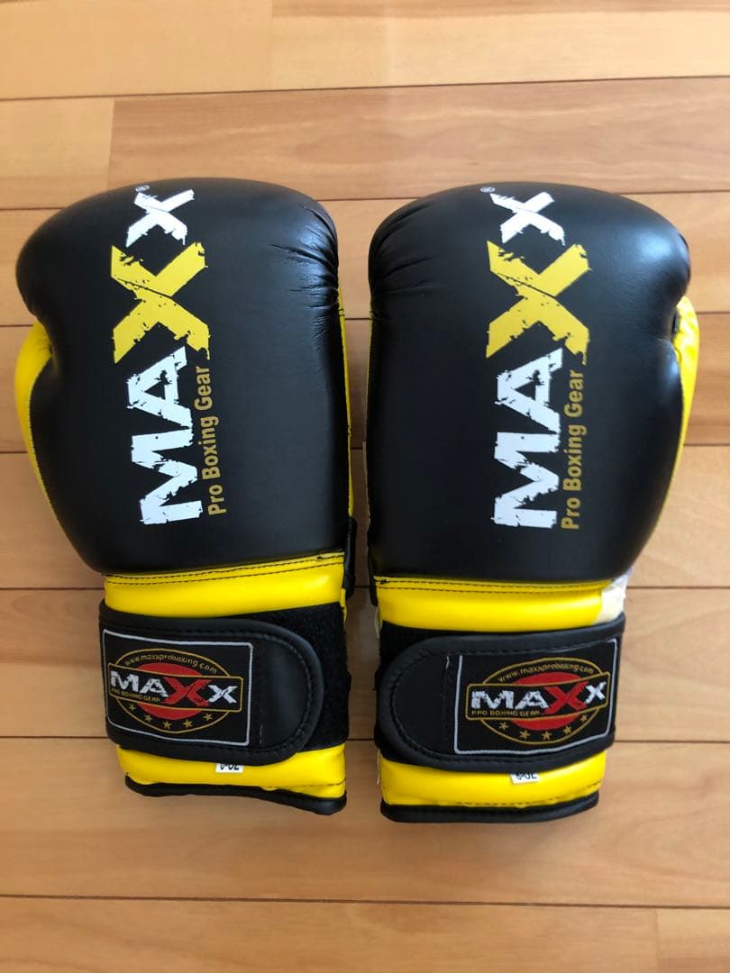 希少イギリスの格闘技ブランドボクシングキックムエタイグローブ 黒/黄8オンスoz