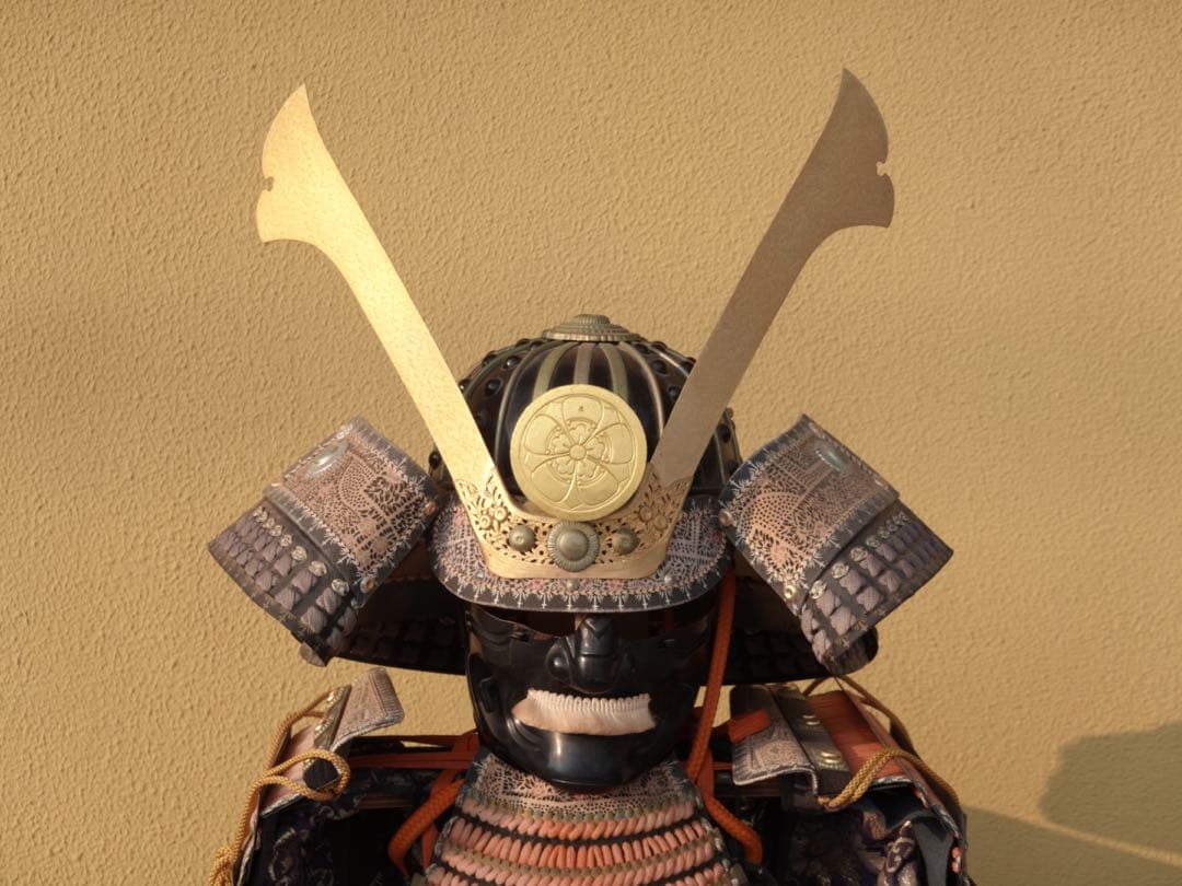 送料無料 等身大 現代甲冑 鎧 黒胴当世素掛 緋縅 具足一式 日本製 鎧立て付