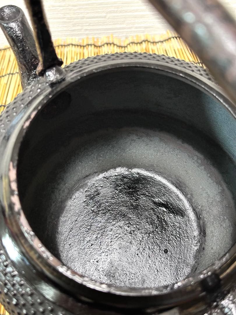 未使用品、付属品付　南部長寿堂造　１８型万代屋アラレ　南部鉄瓶　南部鉄器　鉄瓶