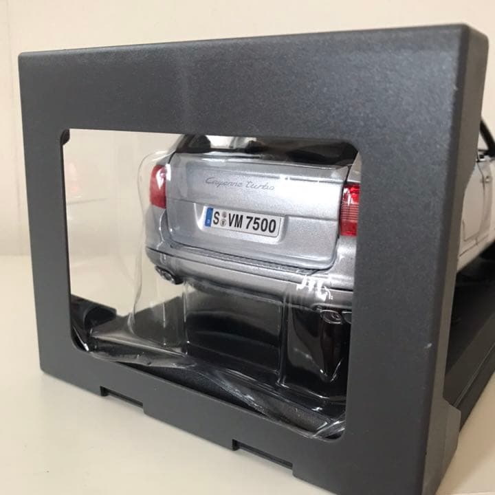 1/18 MAISTO ダイキャスト　ミニカー　ポルシェ　カイエン　ターボー