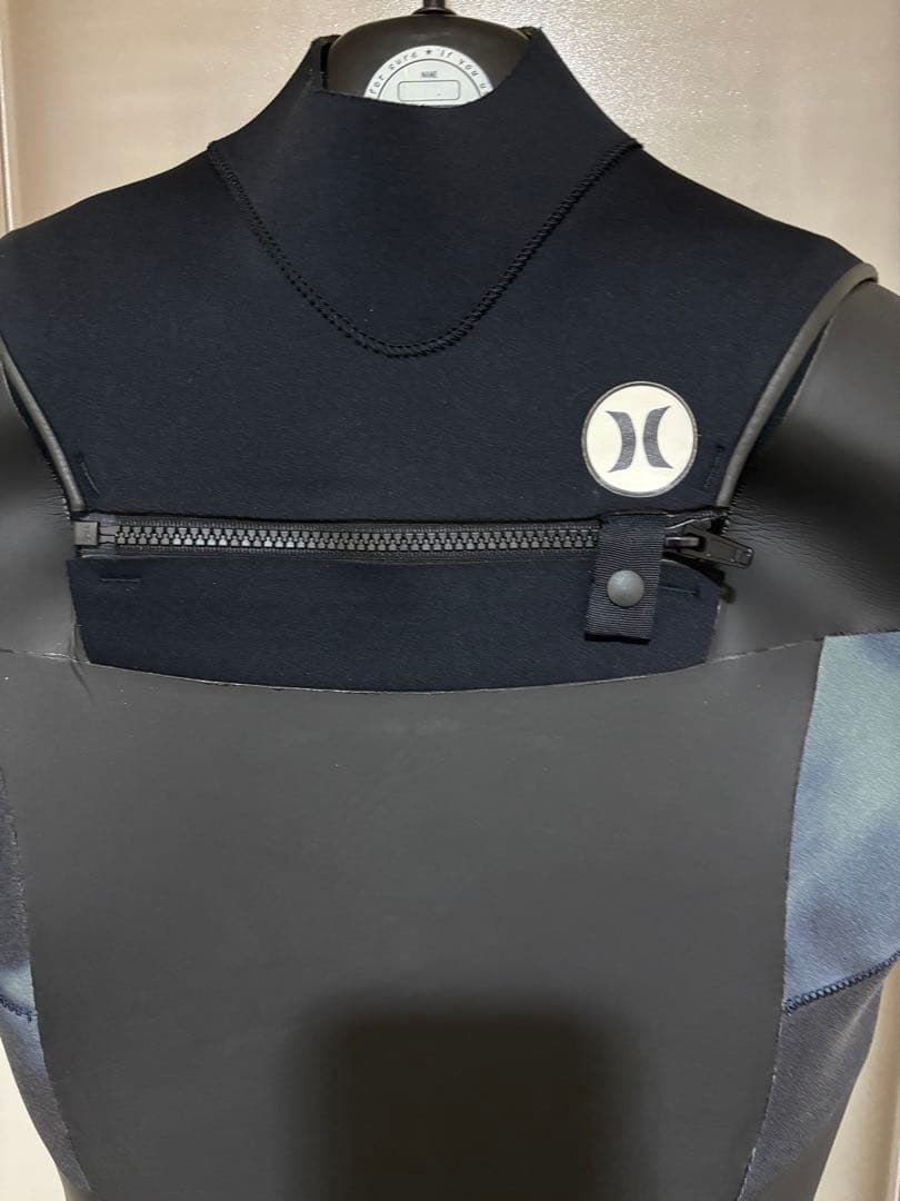 使用少なめ！　Hurley　セミドライ　チェストジップ　Lサイズ相当　日本製