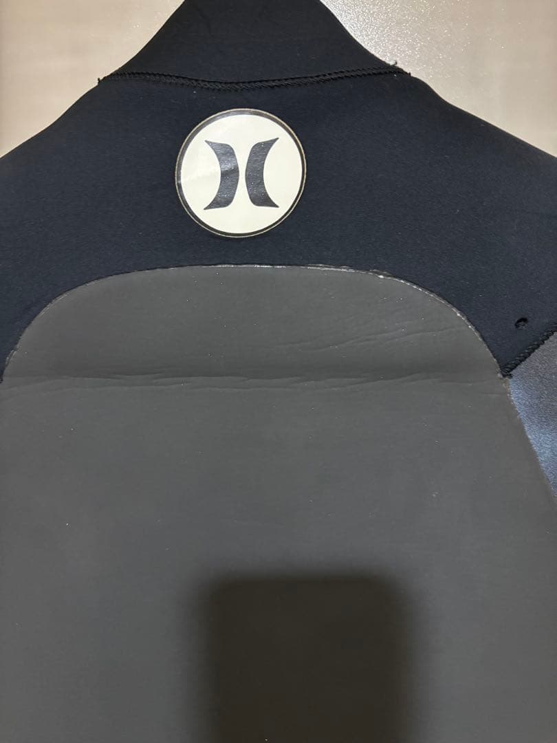 使用少なめ！　Hurley　セミドライ　チェストジップ　Lサイズ相当　日本製