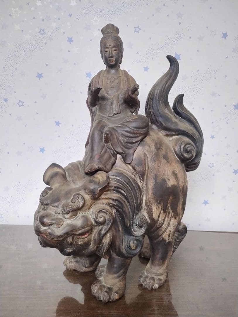 獅子に乗る文殊菩薩像