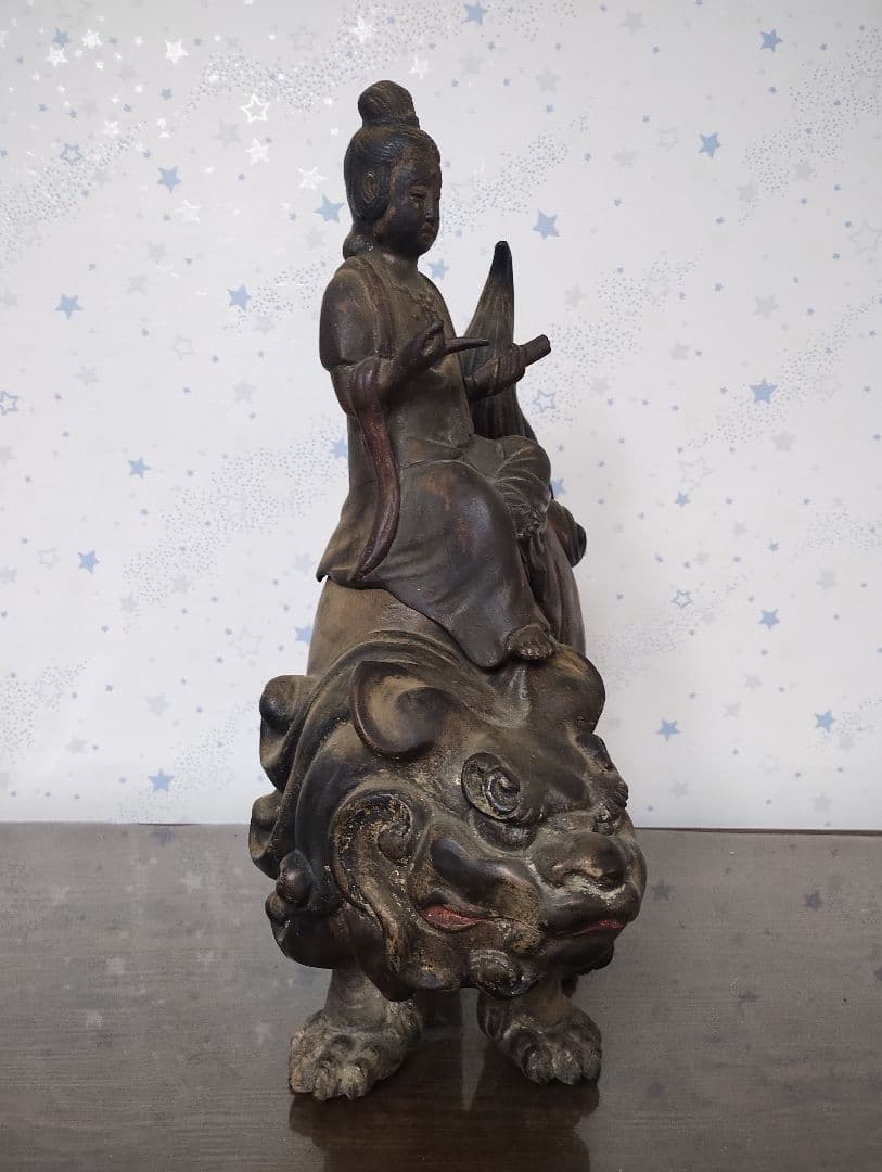 獅子に乗る文殊菩薩像