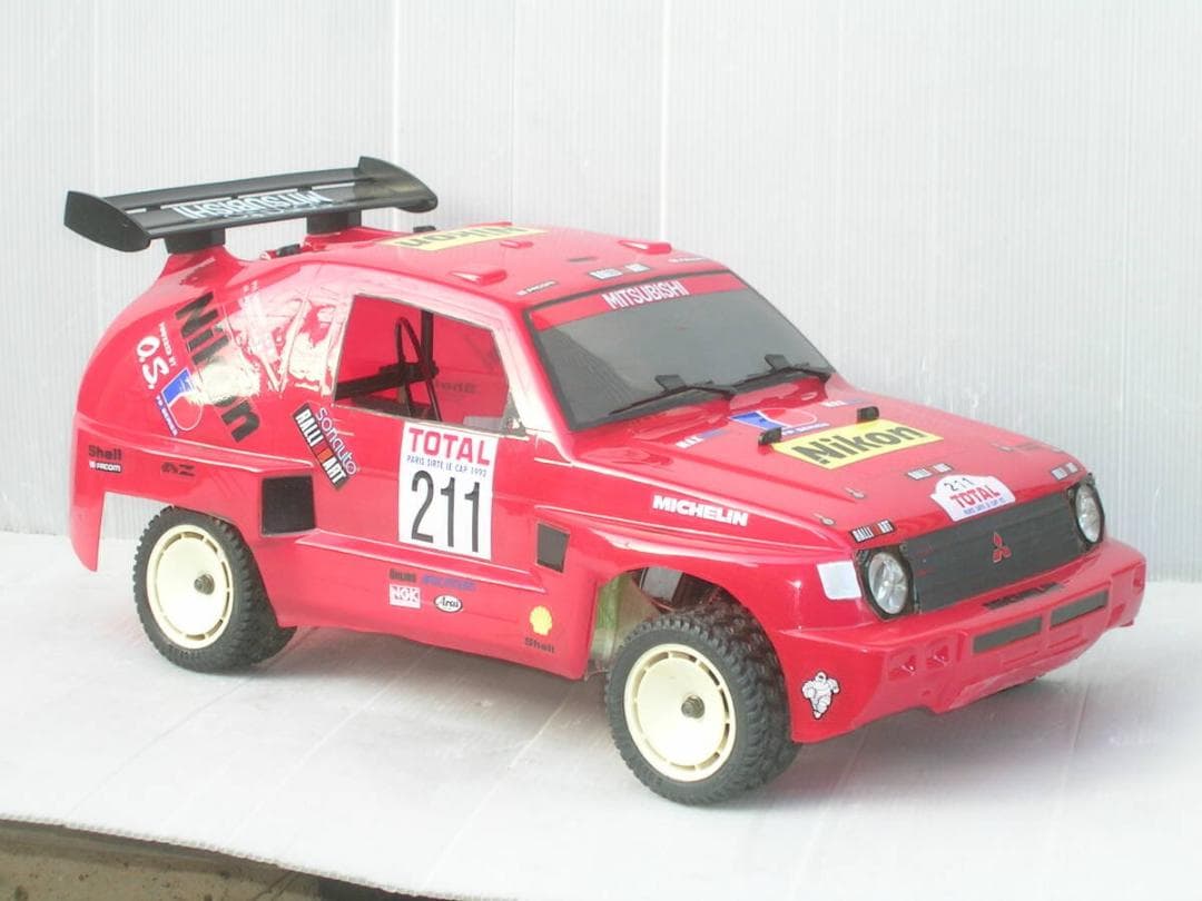 すぐ遊べる調整済み。お手軽エンジンカー迫力ワイドボディ。京商GP10三菱パジェロ