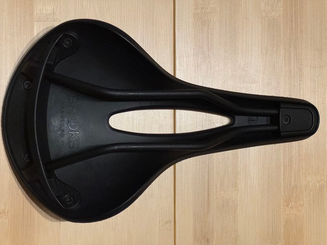 Brooks C17 Carved ブラックサドル