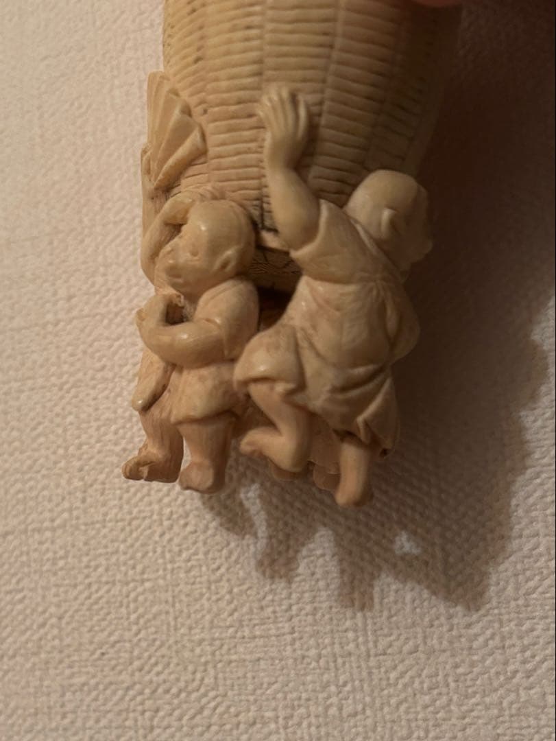 猿の根付 担桶モチーフ 縁起物 精巧彫刻 牙素材