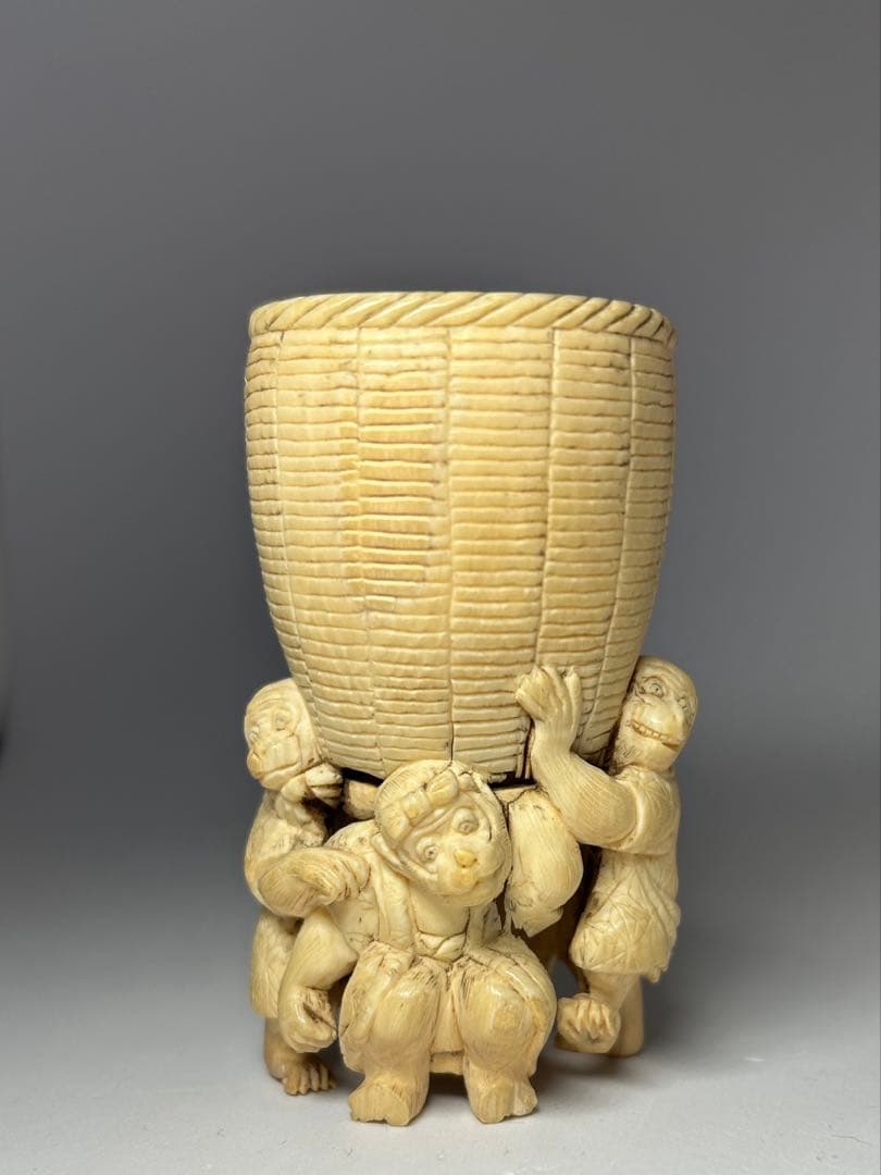 猿の根付 担桶モチーフ 縁起物 精巧彫刻 牙素材