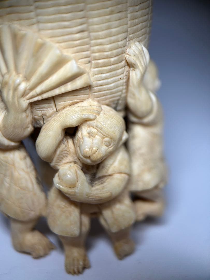 猿の根付 担桶モチーフ 縁起物 精巧彫刻 牙素材