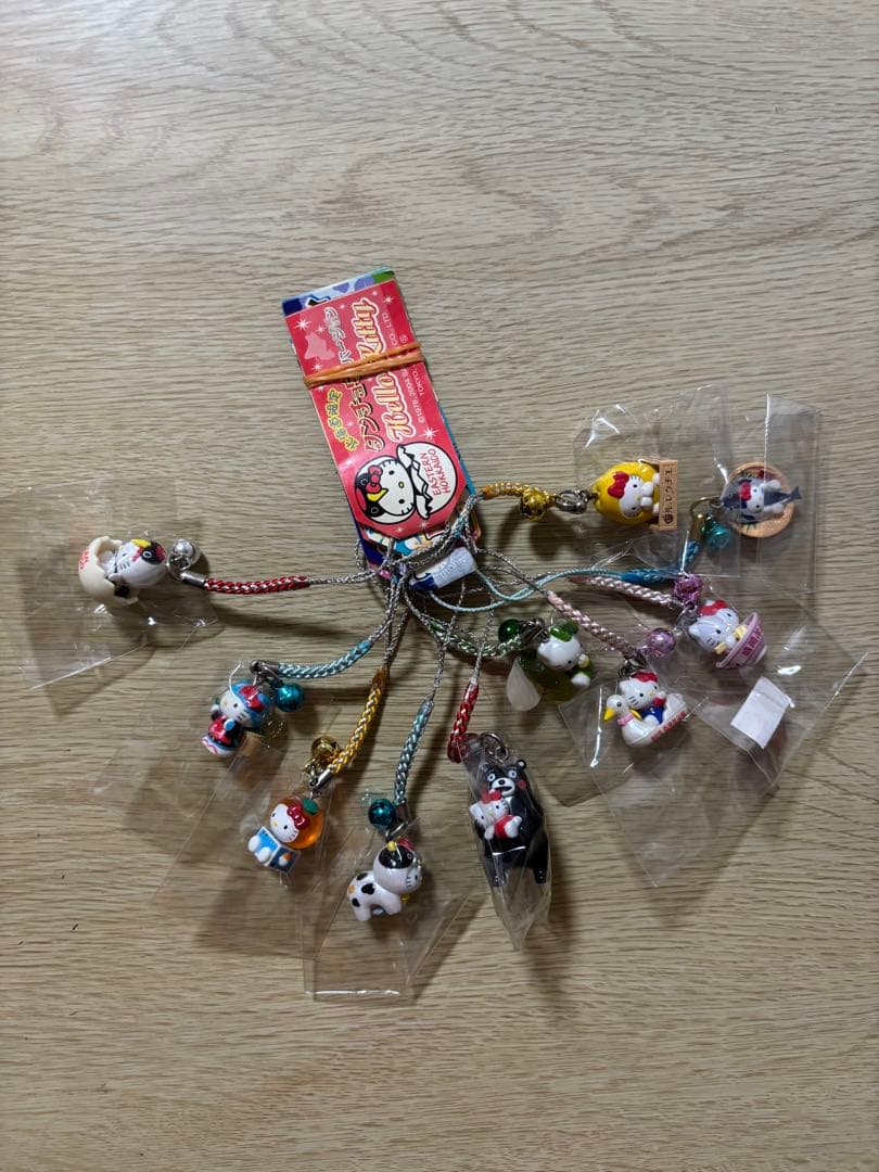 ご当地キティ　根付け75点まとめ売り