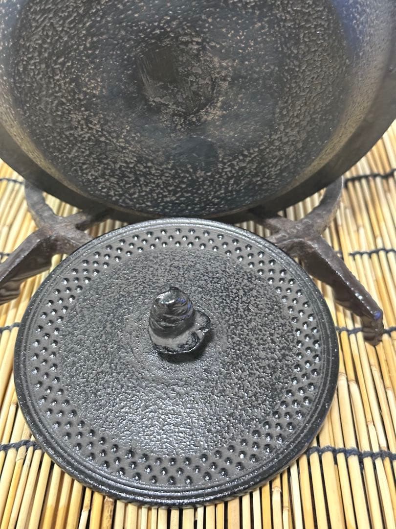 未使用品　南部伝統工芸士 及川寛治作真作保証　九重形１５型アラレ　南部鉄瓶　鉄瓶