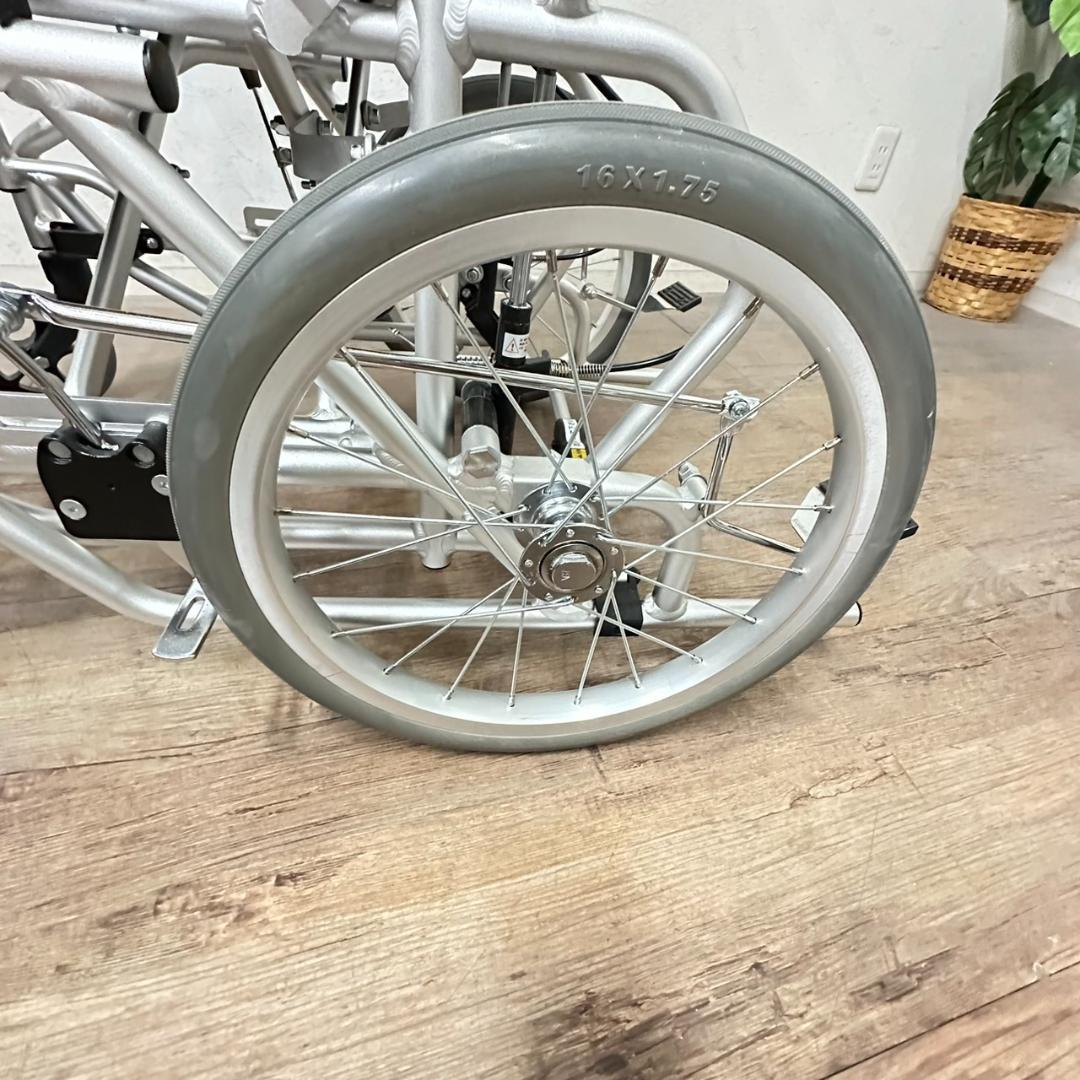 超美品　折り畳み式　車いす　肘あてはね上げ　ノーパンクタイヤ　介護