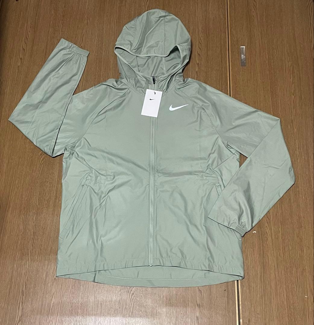 Nike 薄緑フード付きウィンドブレーカーと水色ショーツ　セットアップ