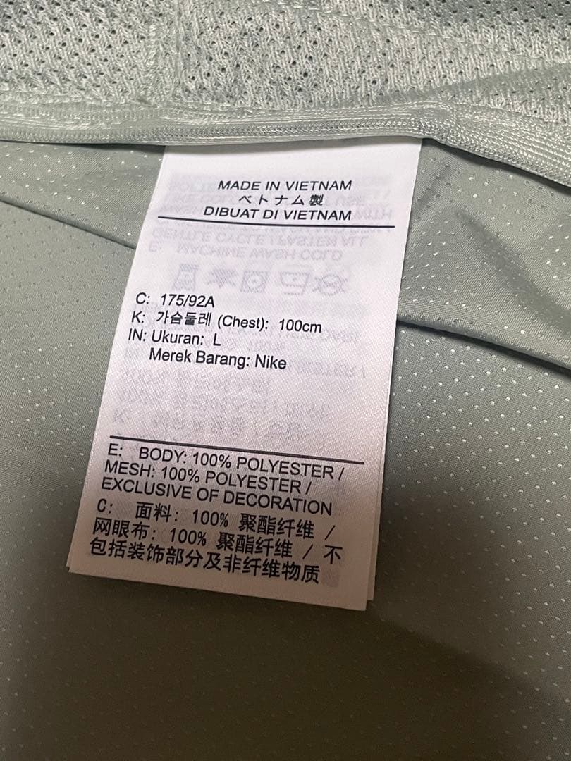 Nike 薄緑フード付きウィンドブレーカーと水色ショーツ　セットアップ