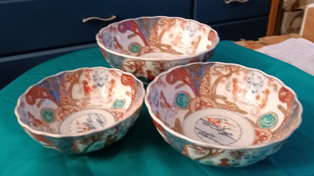 【古伊万里】　金彩染め付け　赤絵唐子人物絵　三ツ鉢揃い　菓子鉢　美術品　江戸期