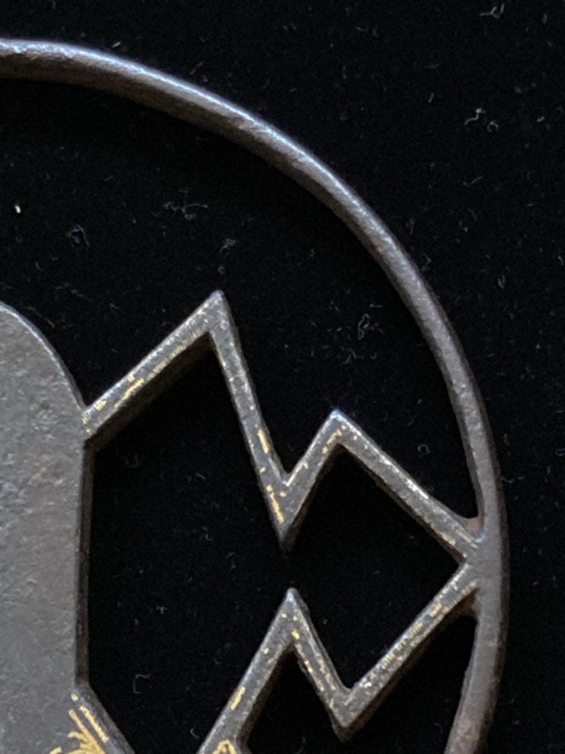 【特別保存刀装具】菊熨斗図透鐔 無銘京正阿弥　鉄地丸形透鍔