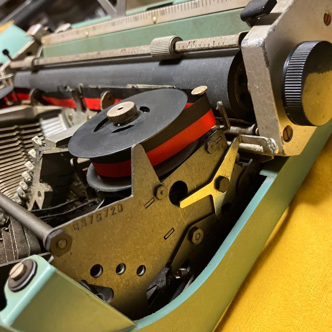 ほぼ完動品　タイプライターOlivetti Lettera 32 #497