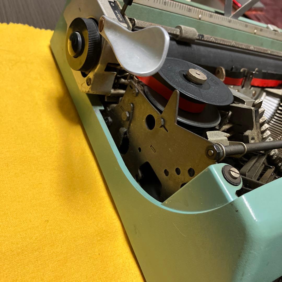 ほぼ完動品　タイプライターOlivetti Lettera 32 #497
