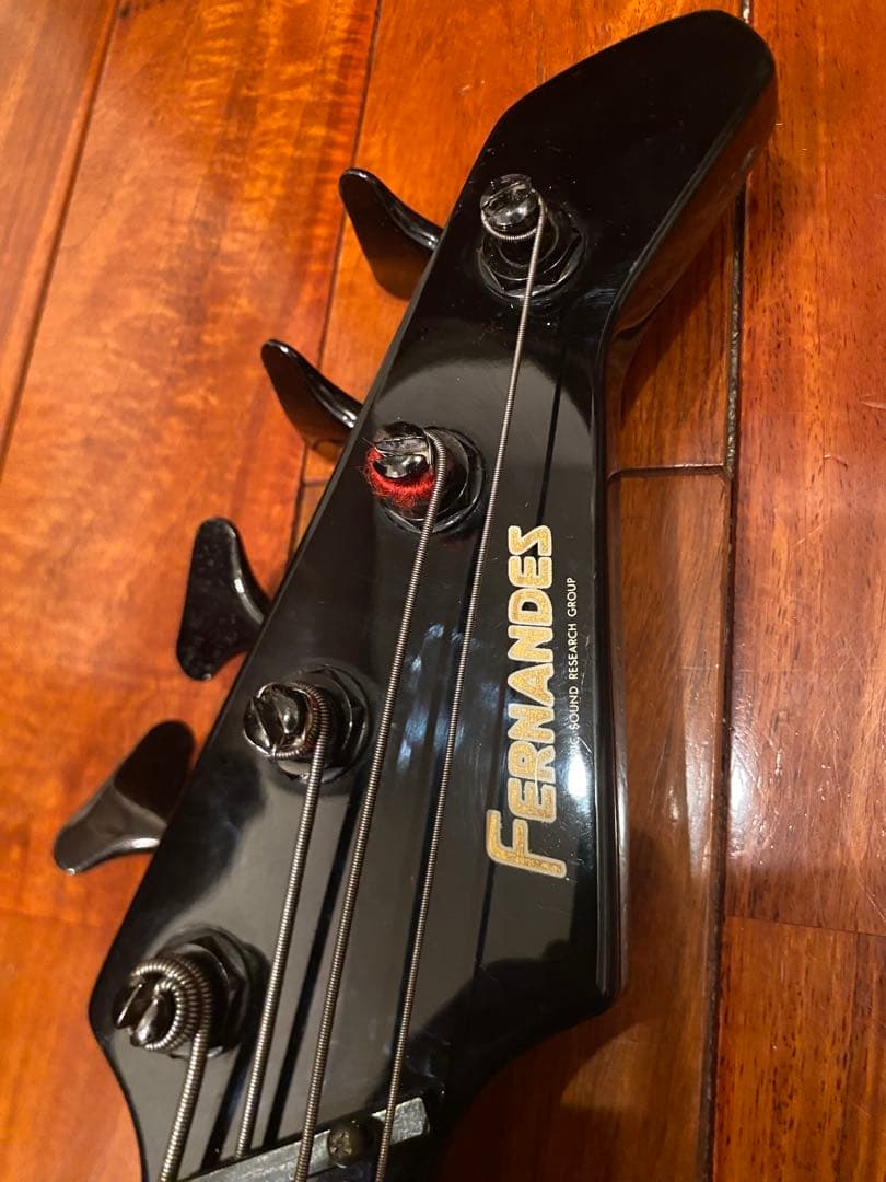 【値下げ】エレキベース 黒 FERNANDES ストラップとスタンド付き