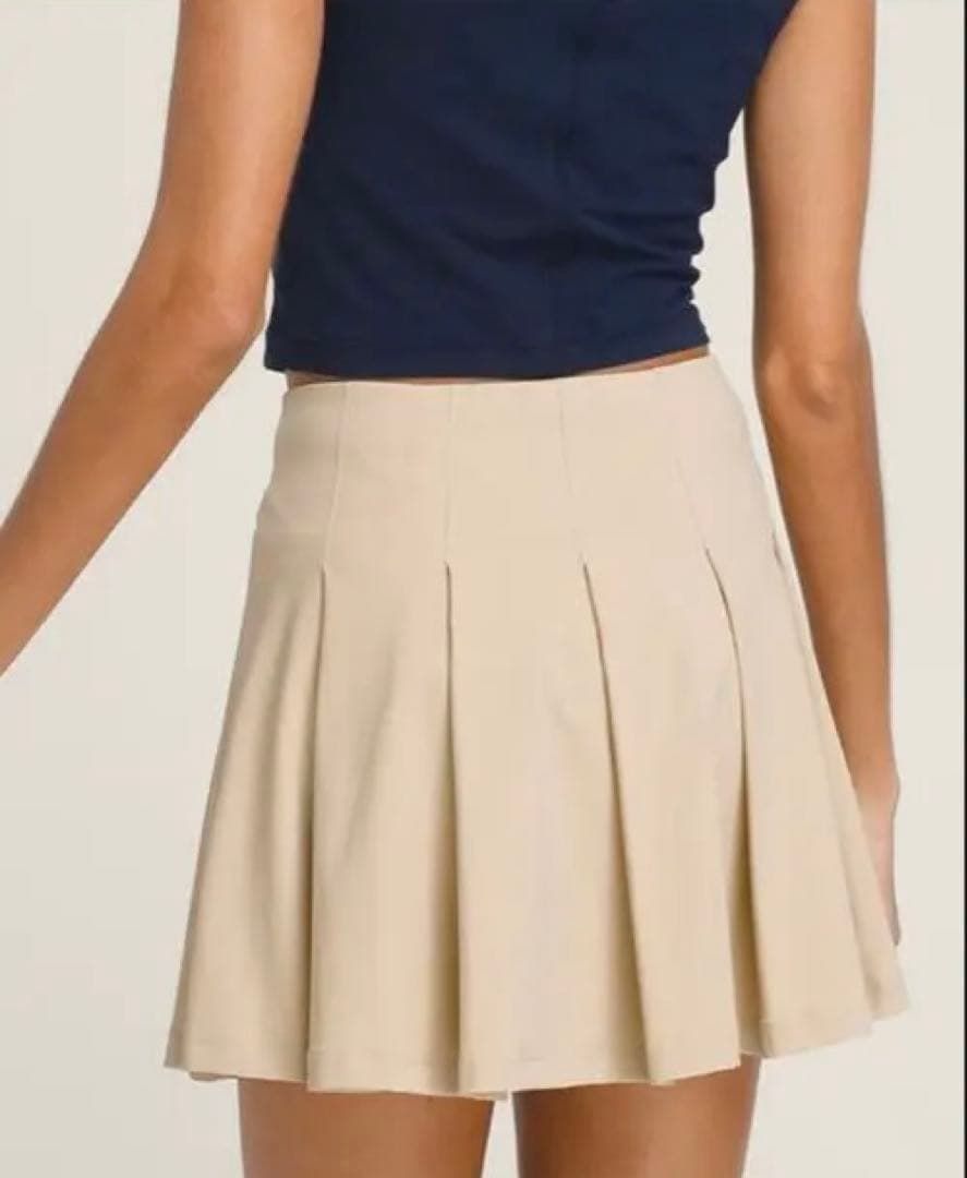 テニス　ベージュ プリーツスカート　フレア