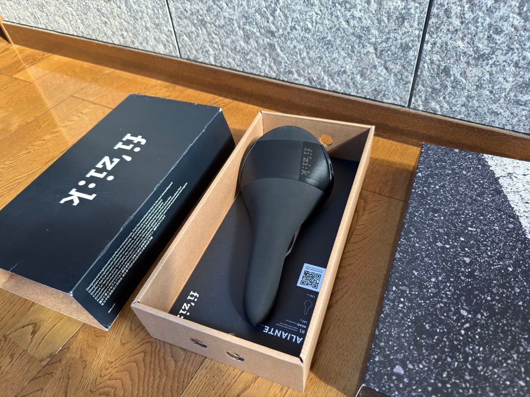 美品　fi'zi:k アリアンテR1 サドル ブラック