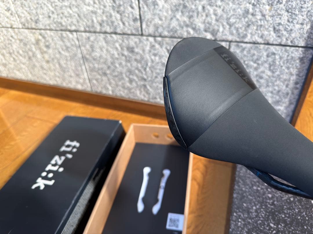 美品　fi'zi:k アリアンテR1 サドル ブラック