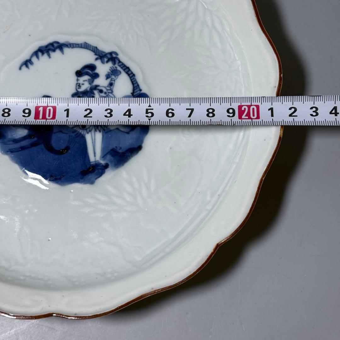 江戸後期　古伊万里　染付異人図陽刻輪花形七寸皿　銘　変形字　古美術　蒐集家