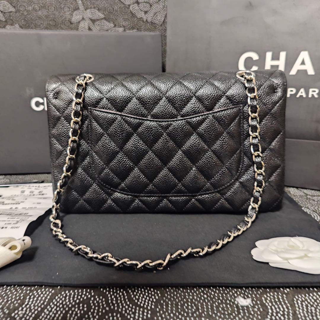 ブラックのキルティングレザー製ショルダーバッグ、シルバーチェーン付き