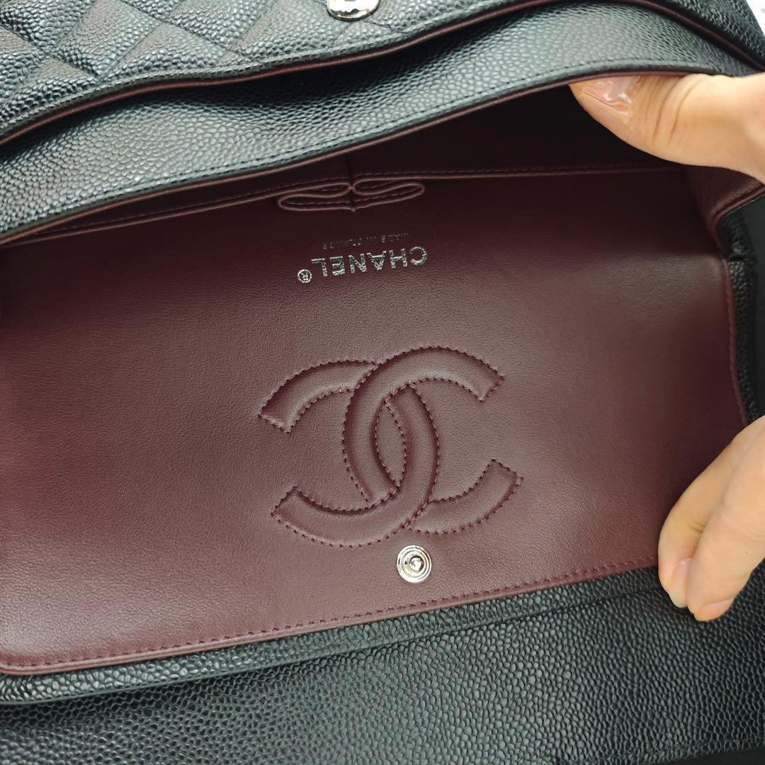 ブラックのキルティングレザー製ショルダーバッグ、シルバーチェーン付き