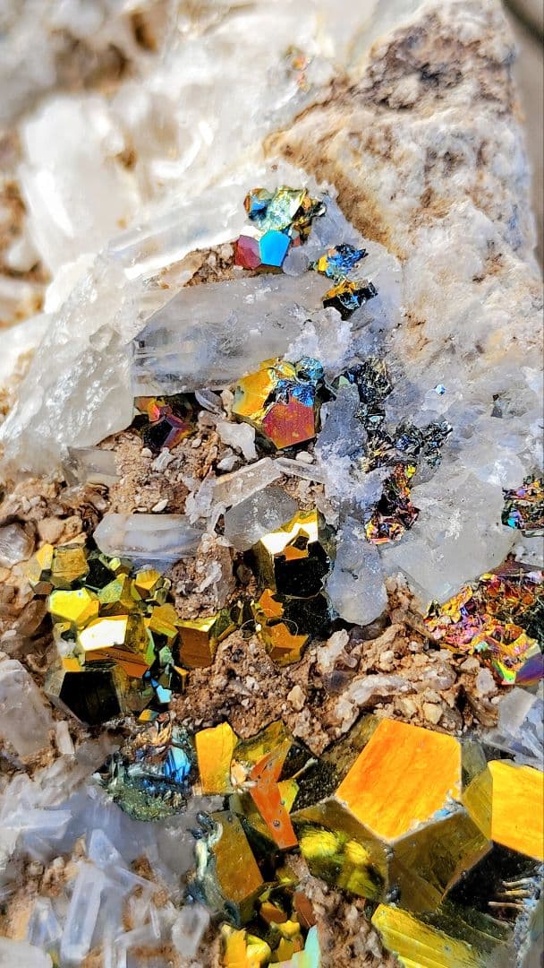 【巨大】3kg超 レインボー カラー パイライト 水晶クラスター 共生 台座付