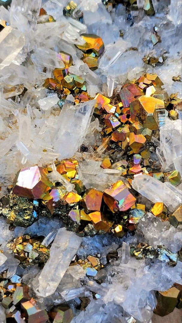 【巨大】3kg超 レインボー カラー パイライト 水晶クラスター 共生 台座付