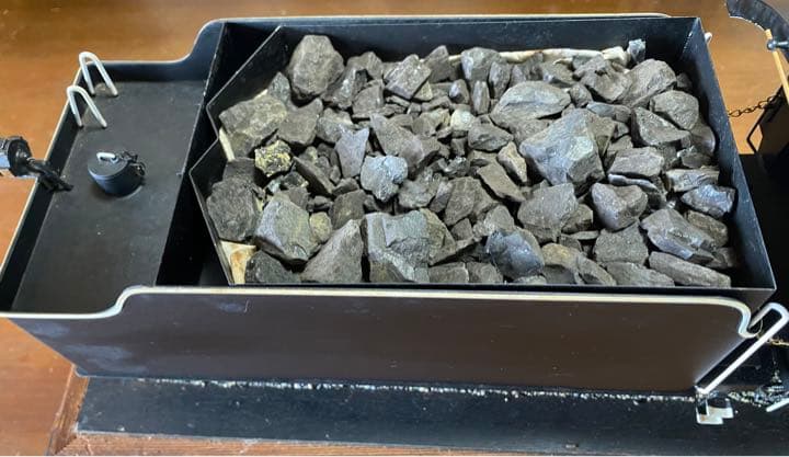 45年くらい前の蒸気機関車の模型です。