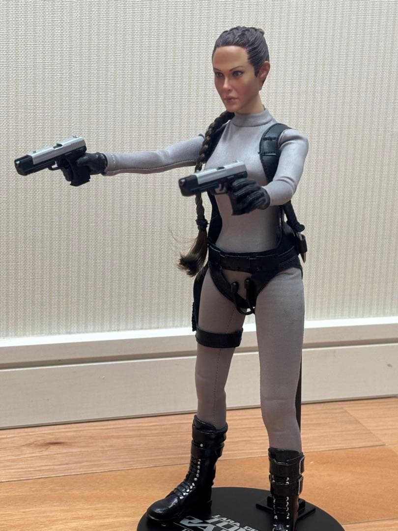1/6 トゥームレイダー ララ・クロフト フィギュア