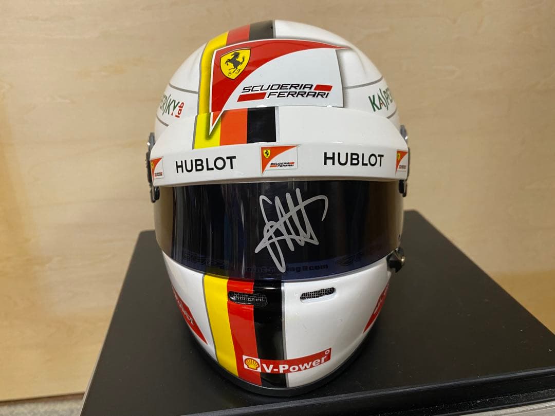 セバスチャン ベッテル 1/2 ヘルメット 直筆サイン入り フェラーリ2015