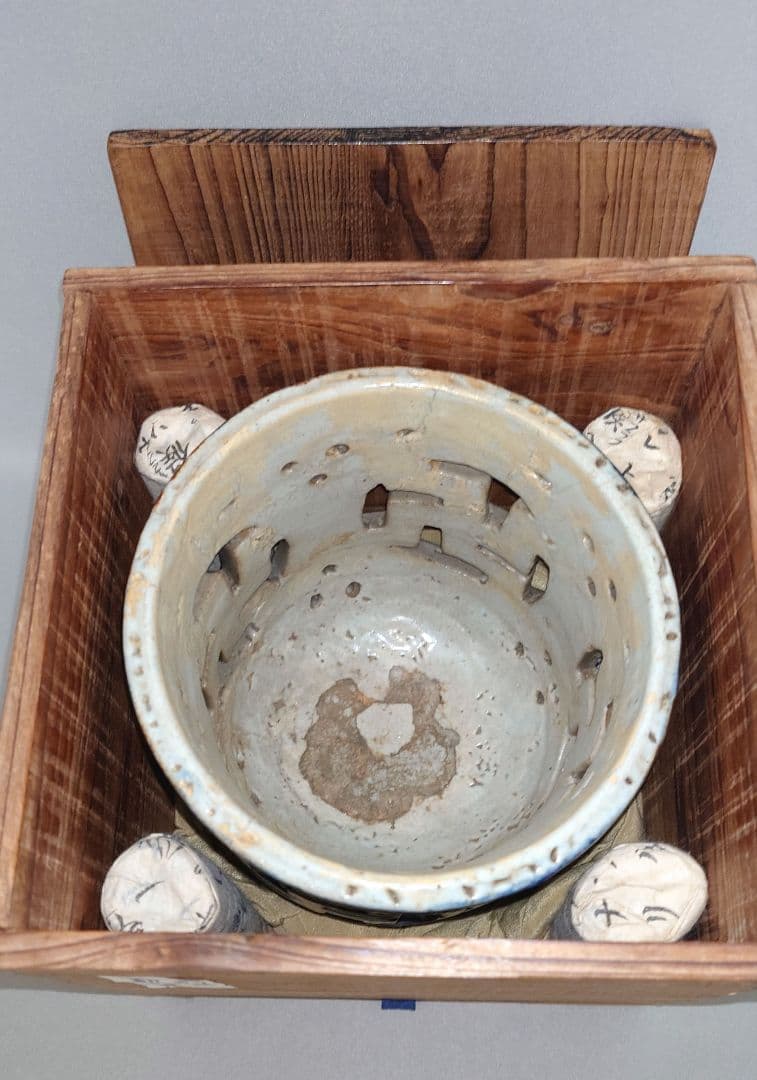 『李朝青花白磁透雕卍紋筆筒』 出版掲載品　李氏朝鮮　箱付　修理痕有