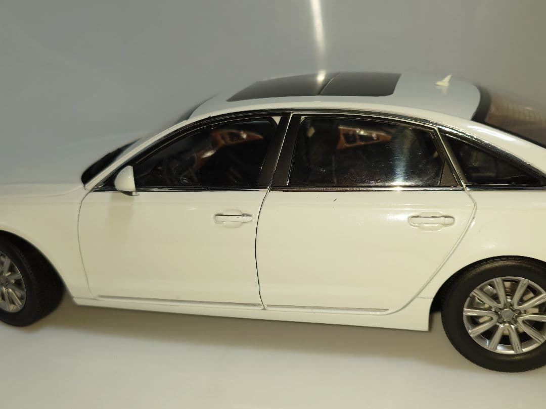 希少 海外流通品 Audi A6L 1/18 ミニカー ホワイト