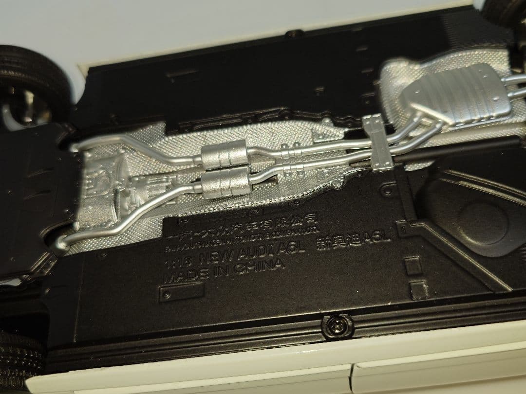 希少 海外流通品 Audi A6L 1/18 ミニカー ホワイト
