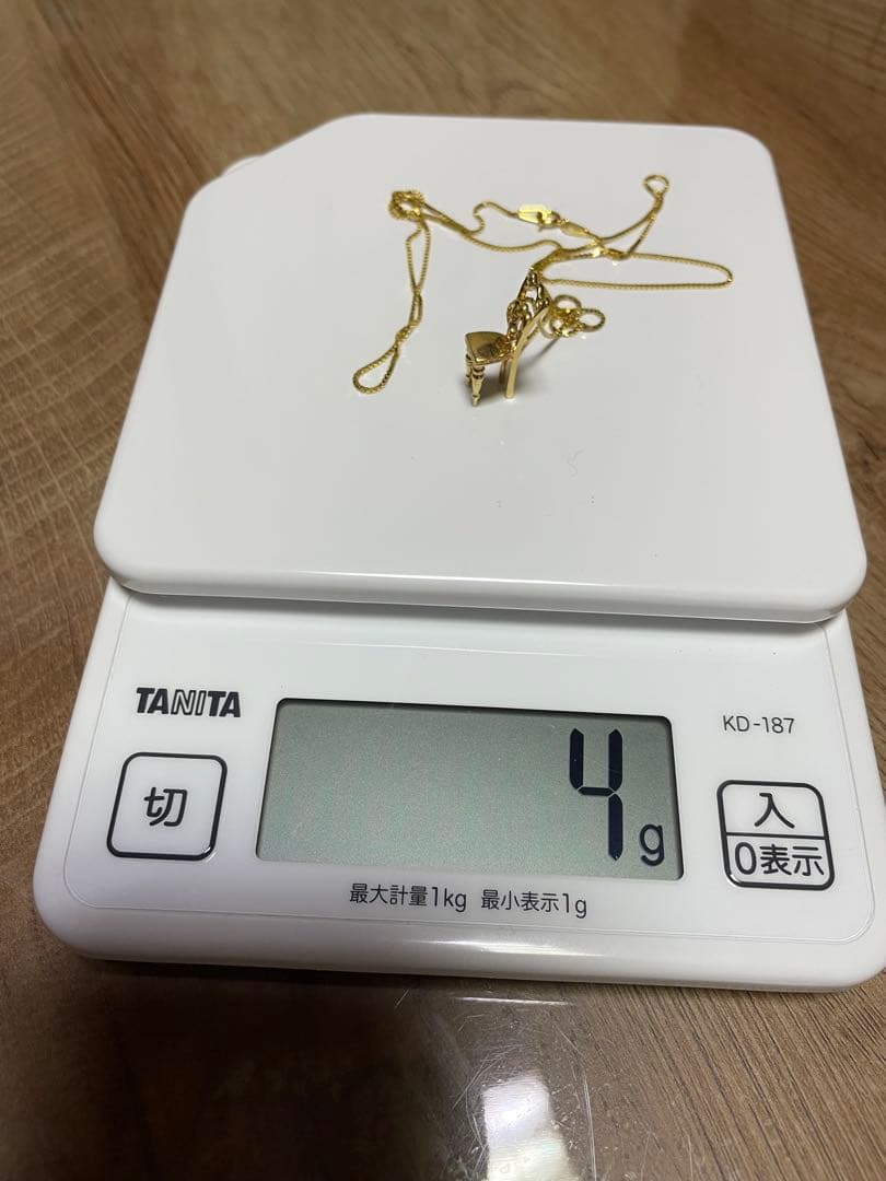 18金(刻印あり)ペンダントトップ彫刻チェア