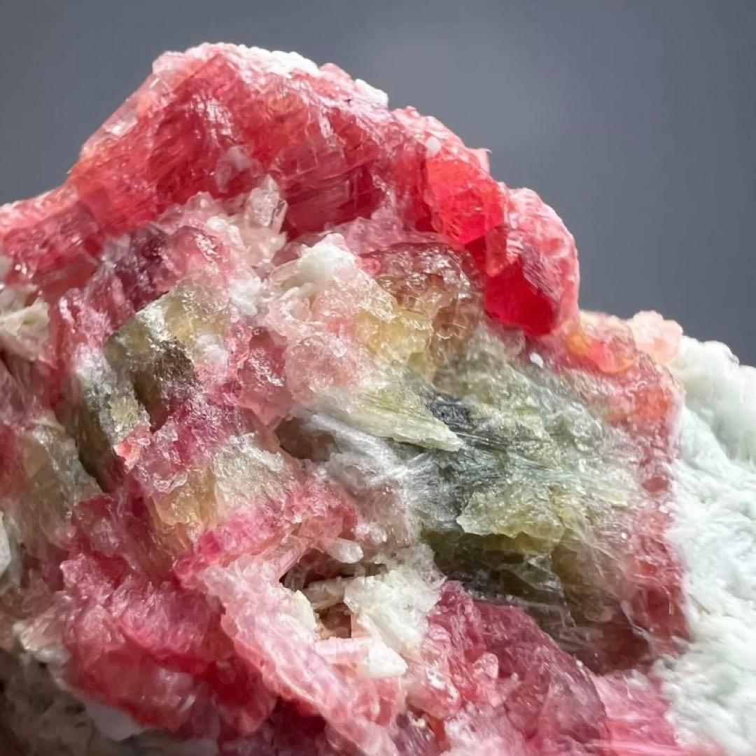 ウルトラレア！母岩上のマンガノクリノゾイサイト結晶/クリノチューライト？